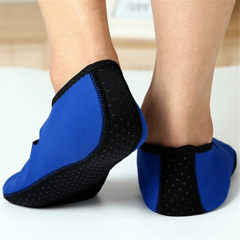 Blue non-slip beach shoes for diving with rubber sole, perfect for water sports and beach activities. Lightweight and breathable design.
